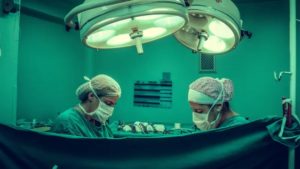 transplantasi jantung pertama