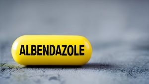 Albendazole: Manfaat, Dosis, & Efek Sampingnya