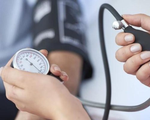 mengukur tekanan darah